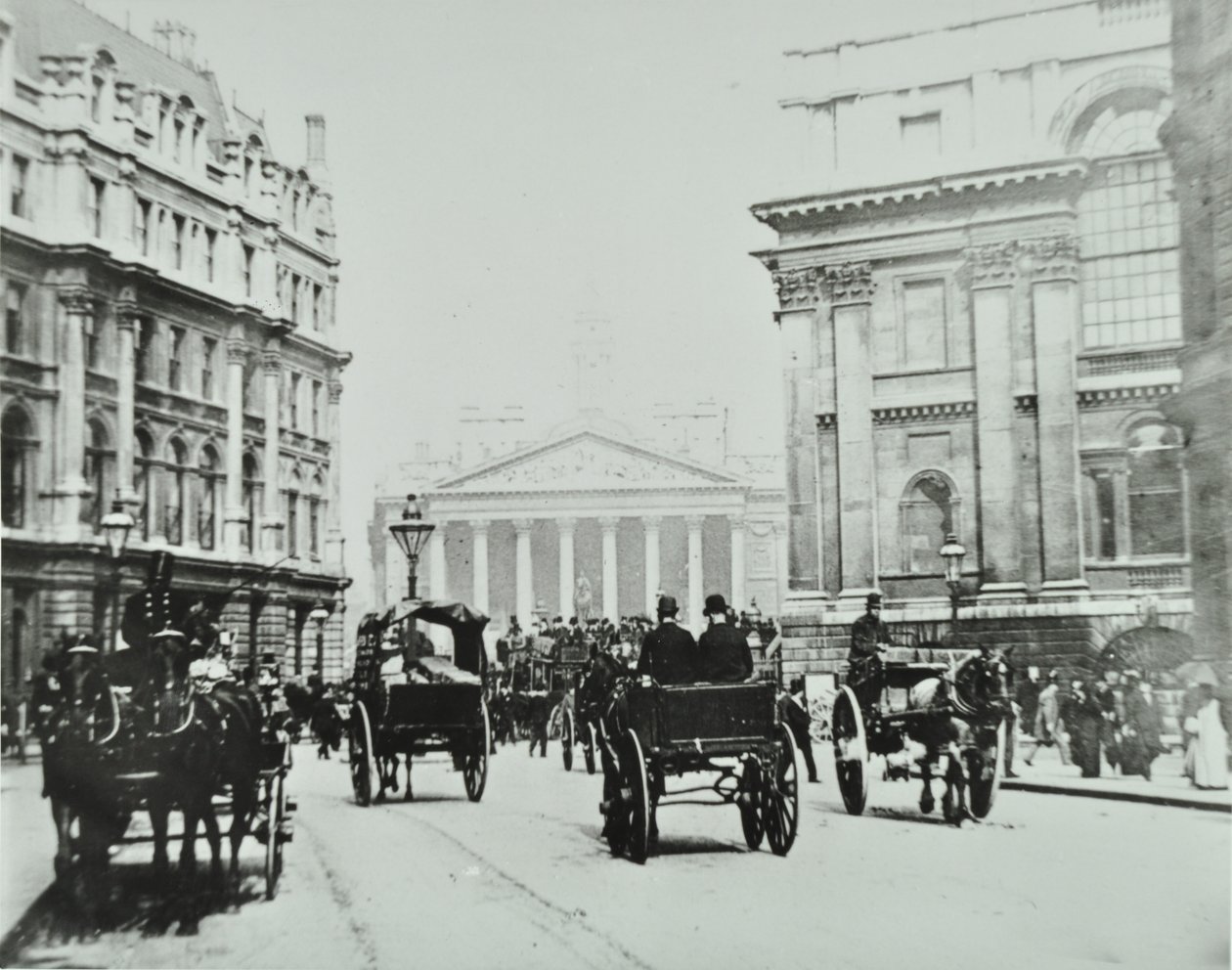 Da Queen Victoria Street a Mansion House Street con Royal Exchange, Città di Londra, 1895 da English Photographer