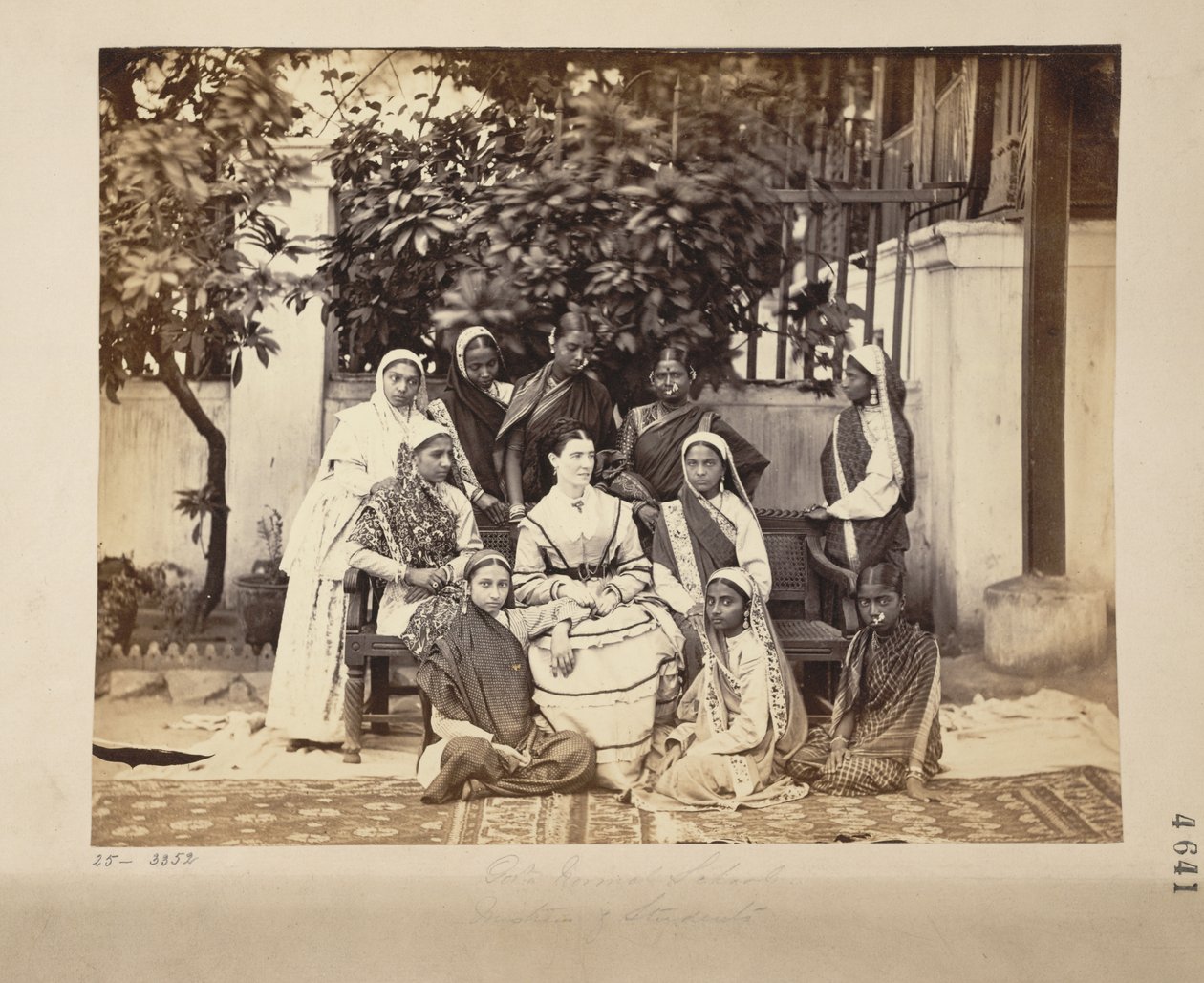 Gruppo di maestre e allieve della Scuola Normale del Governo, Bombay da English Photographer
