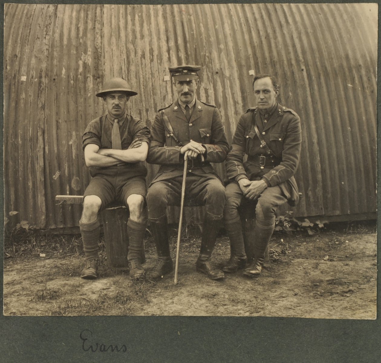 Gruppo di tre soldati fuori da una capanna Nissan, c.1914-18 da English Photographer