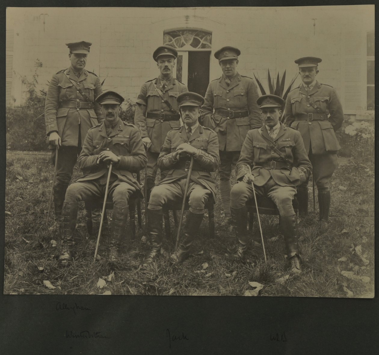 Ritratto di gruppo di sette uomini in uniforme militare, 1914-18 da English Photographer