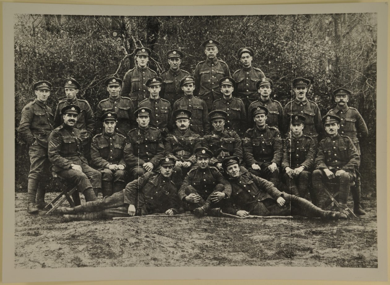 Ritratto di gruppo, probabilmente la Leicestershire Royal Horse Artillery, 1914-15 da English Photographer