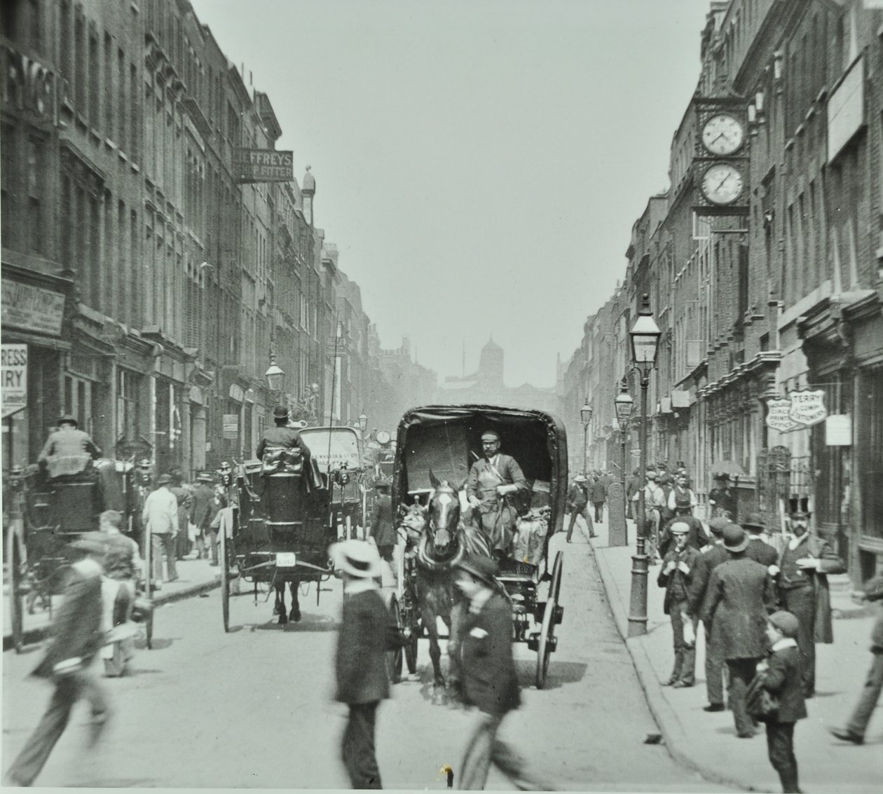 Hatton Garden: guardando a nord da Holborn Circus, Londra, 1895 da English Photographer