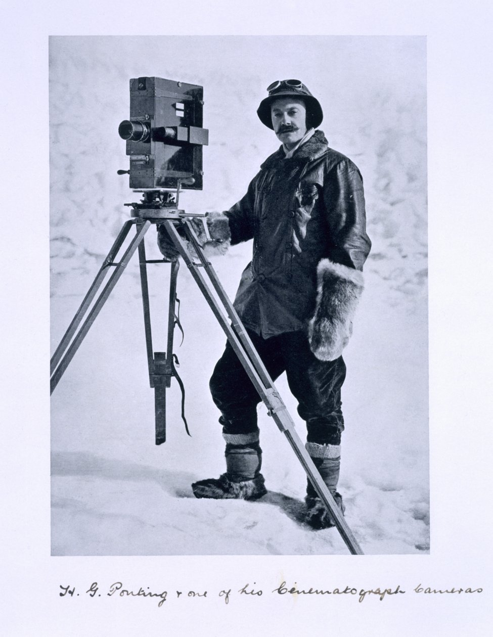 Herbert Ponting (1870-1935) con una cinepresa durante la spedizione Terra Nova (1910-13) al Polo Sud guidata dal Capitano Scott, 1910-12 da English Photographer