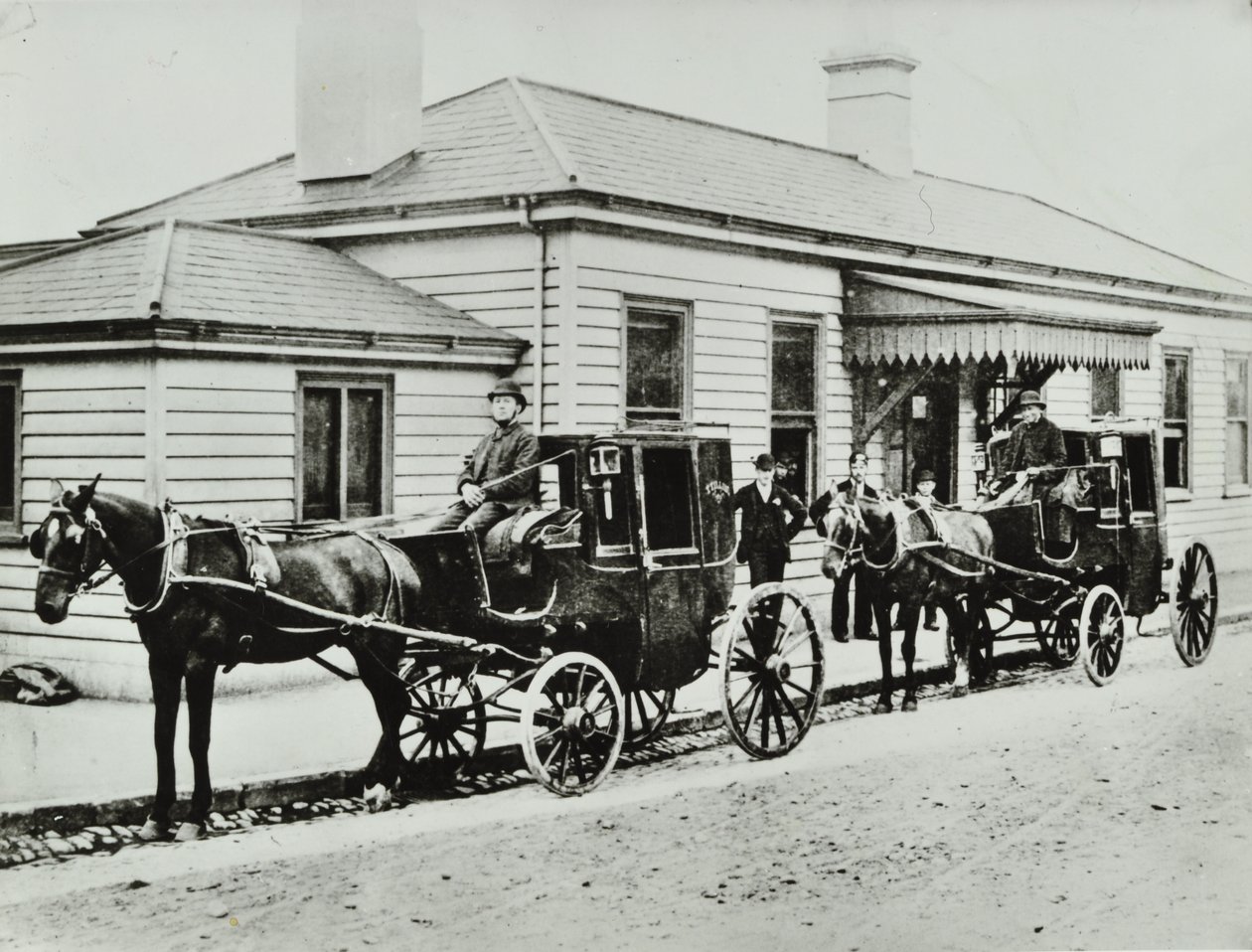 Carrozze trainate da cavalli alla stazione di Westbourne Park, 1885 da English Photographer