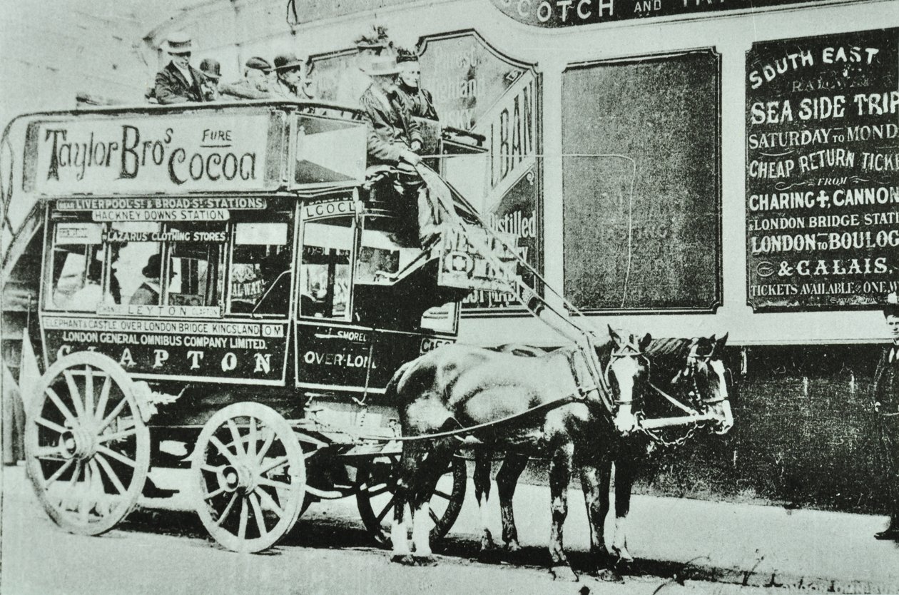 Omnibus trainato da cavalli con passeggeri, 1899 da English Photographer