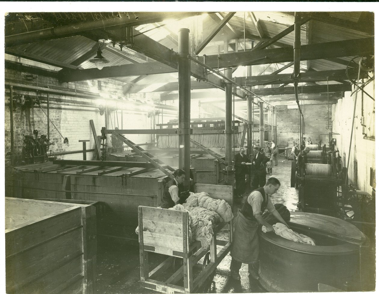 Tintoria operata idraulicamente, fabbrica di tappeti, 1923 da English Photographer