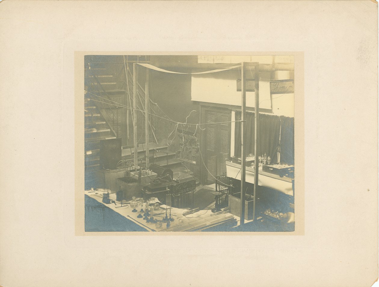 Immagine del palco, alla Royal Institution, poco prima della conferenza di Tesla nel 1892 da English Photographer