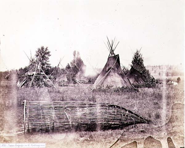 Lodges indiani sul fiume Kootenay, fotografati dai Royal Engineers sul Quarantanovesimo Parallelo da English Photographer
