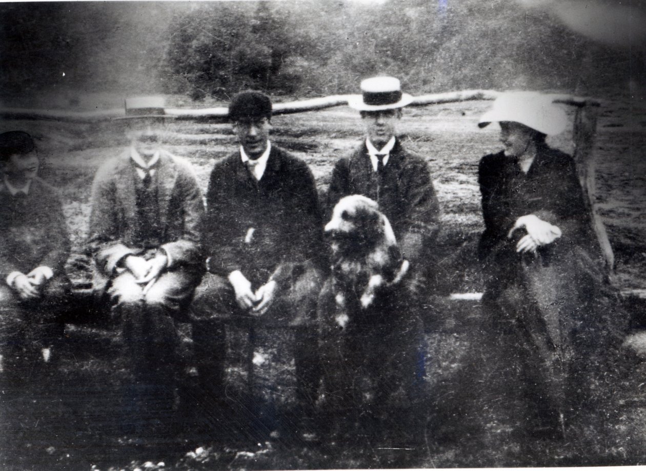 James e Lytton Strachey con Thoby, Adrian e Virginia Stephen a Fritham, Hampshire, 1901 da English Photographer