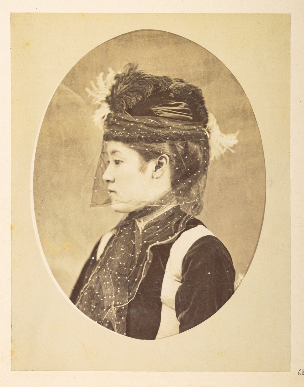 Donna giapponese in abito europeo, Immagine ovale; ritratto di profilo a mezzo busto di una giovane donna giapponese in abito europeo, con cappello e velo, Fotografo: Sconosciuto Collezione Lucas: Registro fotografico del giro del mondo di Charles James e da English Photographer