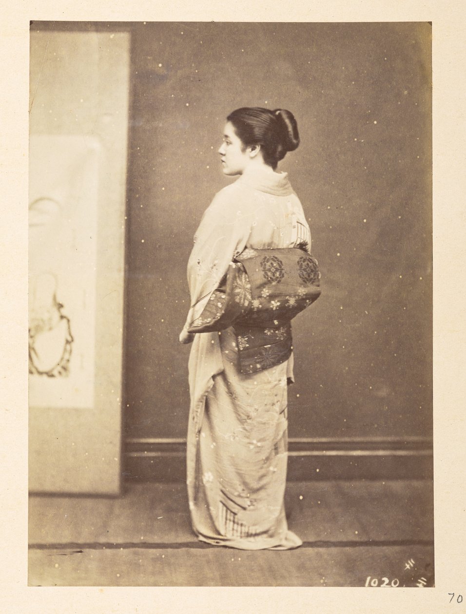 Donna giapponese in abito tradizionale, Fotografo: Sconosciuto Lucas Collection: Registro fotografico del giro del mondo di Charles James e Morton P. Lucas da English Photographer