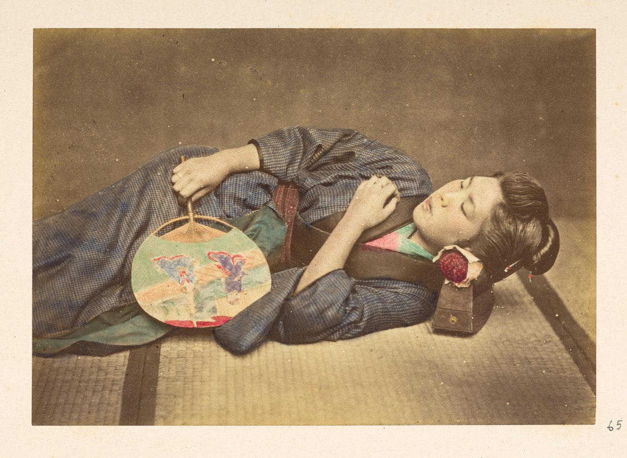 Donna giapponese che dorme, Ritratto in studio a tre quarti di una giovane donna giapponese che dorme, tenendo un ventaglio nella mano destra e con la testa appoggiata su un cuscino di legno, Fotografo: Sconosciuto Collezione Lucas: Registro fotografico d da English Photographer