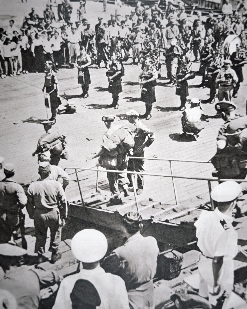 Pifferi scozzesi del 1º Battaglione Argyll e Sutherland Highlanders da HMS Ceylon a Pusan, 29 agosto 1950 da English Photographer