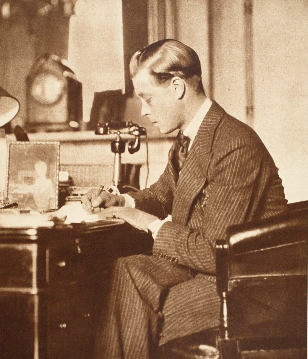 Re Edoardo VIII alla sua scrivania a St. James