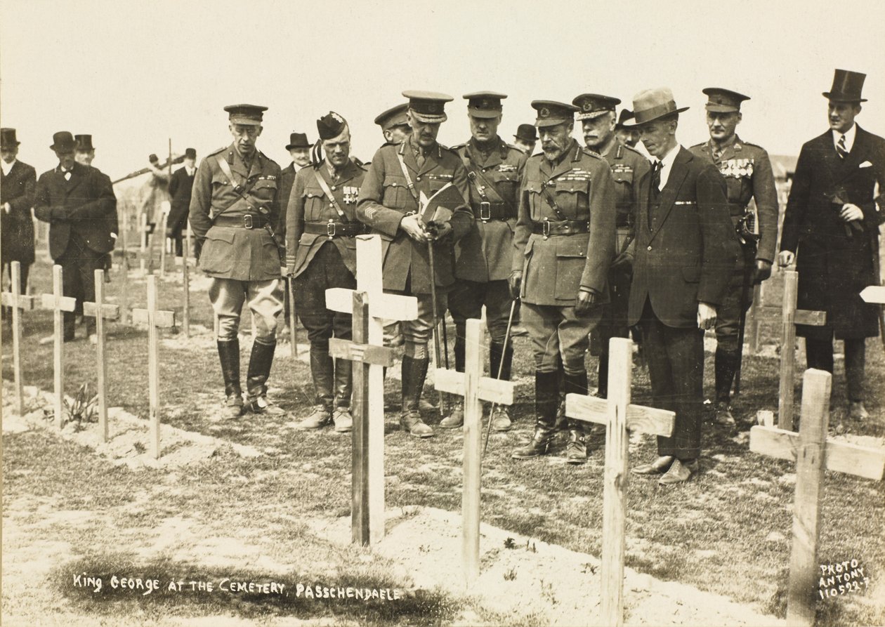 Re Giorgio V al cimitero, Passchendaele da English Photographer
