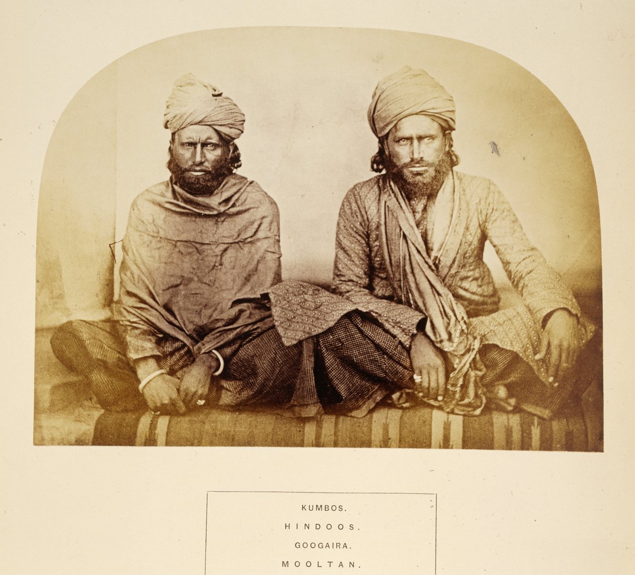 Kumbos, indù, Googaira, Mooltan, da The People of India, di J. Forbes Watson, pubblicato 1868 (albumen print) da English Photographer
