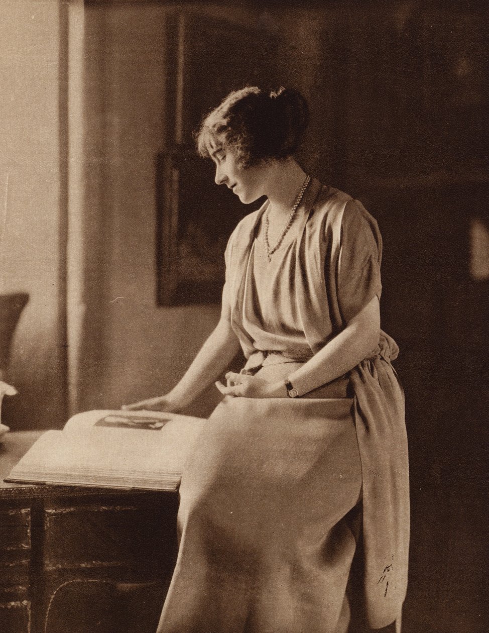 Lady Elizabeth Bowes-Lyon, futura regina consorte di re Giorgio VI da English Photographer