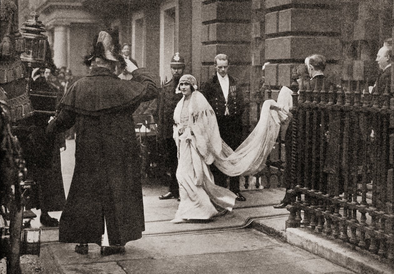 Lady Elizabeth Bowes Lyon in viaggio verso il suo matrimonio il 26 aprile 1923, con S.A.R. il Duca di York, poi Re Giorgio VI, da La Storia di Venticinque Anni, pubblicato nel 1935 da English Photographer