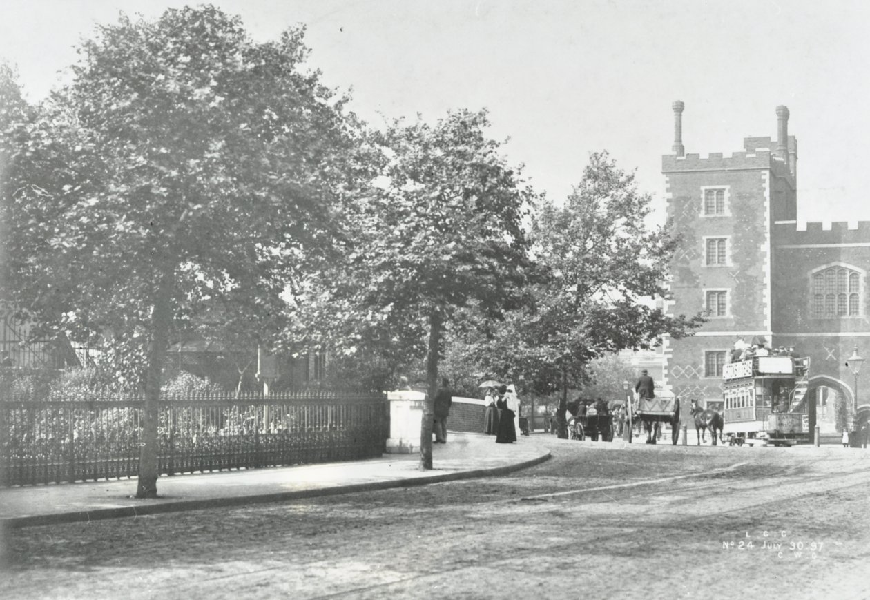Lambeth Bridge: strada di accesso con Lambeth Palace sullo sfondo, 1897 da English Photographer