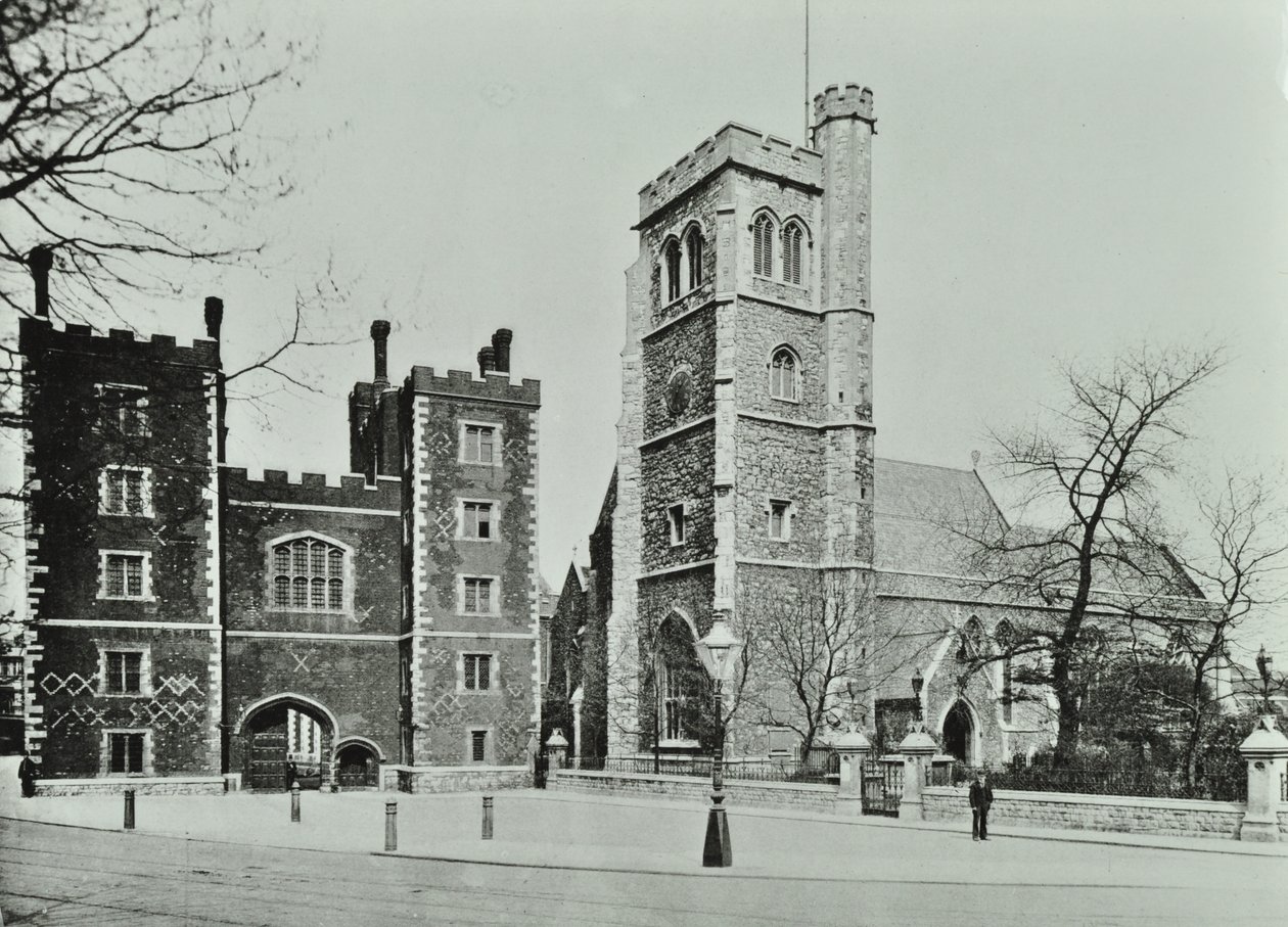 Lambeth Palace: cancello e Chiesa di Santa Maria, Lambeth Palace Road, 1890 da English Photographer