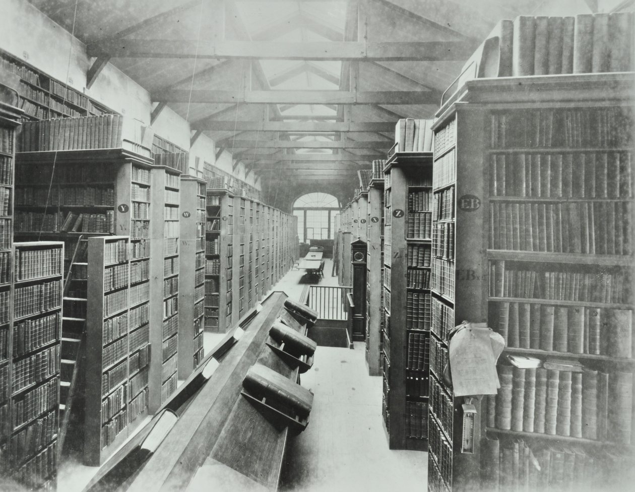 Biblioteca, Sion College, Victoria Embankment, Città di Londra, 1885 da English Photographer