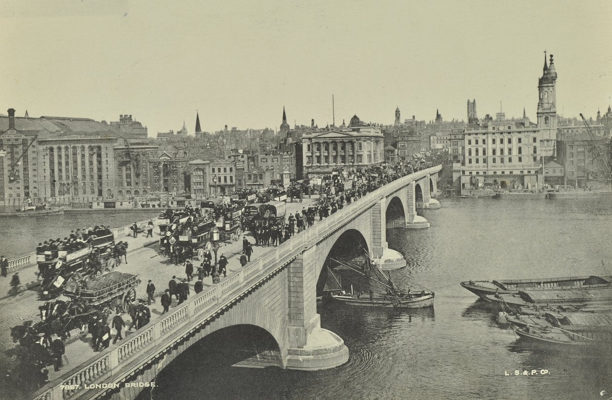 London Bridge: omnibus e carrozze trainate da cavalli, così come pedoni, attraversano il ponte, 1895 da English Photographer