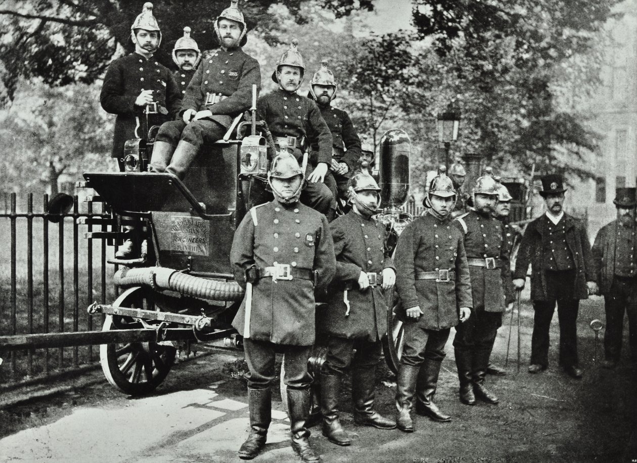 London Fire Brigade: gruppo di pompieri, con motore e rubinetti, 1895 da English Photographer