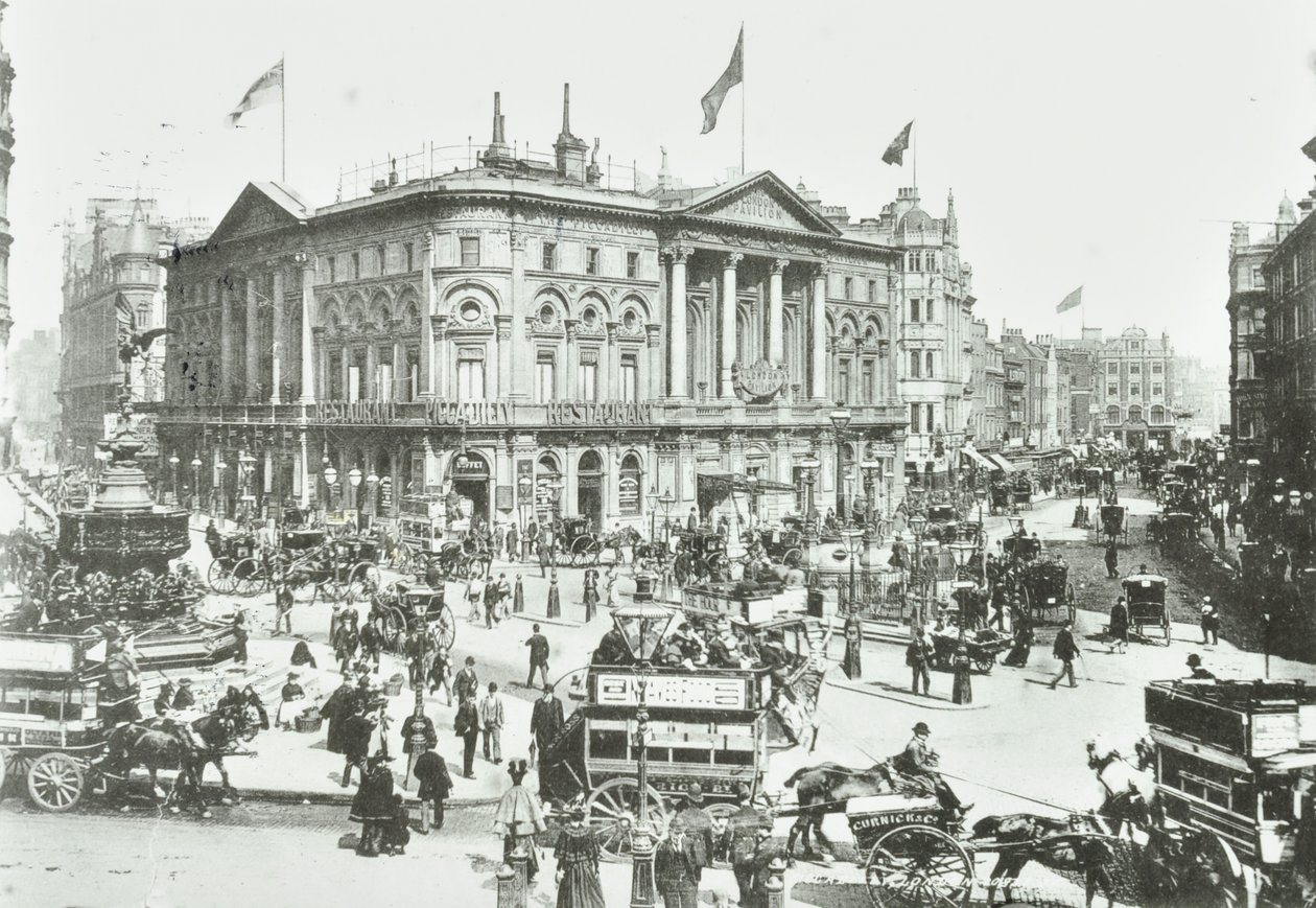 London Pavilion, Piccadilly Circus: vista est, 1895 da English Photographer