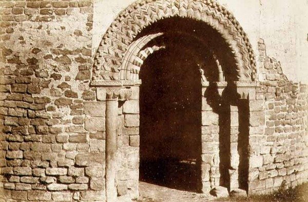 Castello di Ludlow: la porta della chiesa rotonda, c.1852-3 da English Photographer