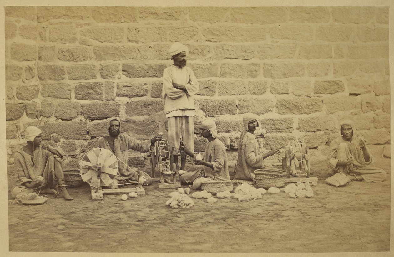 Prigionieri maschi che avvolgono cotone su ruote da filatura nella prigione di Karachi. c. 1873 160 mm x 250 mm Fotografo: Michie and Company Archaeological Survey of India Collections: India Office Series (Volume 52) da English Photographer