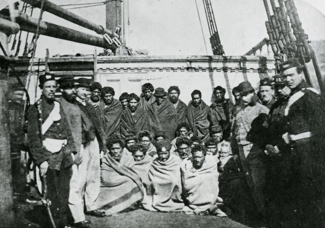 Prigionieri Maori a bordo di una nave prigione nel porto di Wellington da English Photographer