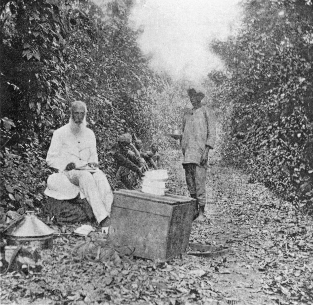 Sosta di mezzogiorno durante la marcia, da Under the African Sun; Under the African sun; una descrizione delle razze native in Uganda, avventure sportive e altre esperienze, di William John Ansorge, 1899 (foto in bianco e nero) da English Photographer