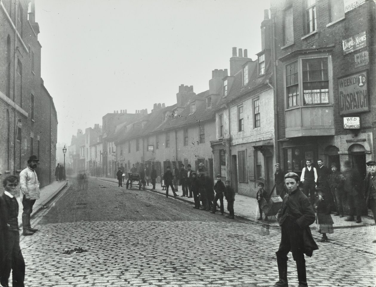 Mill Lane: da Deptford Broadway, Londra, 1895 da English Photographer