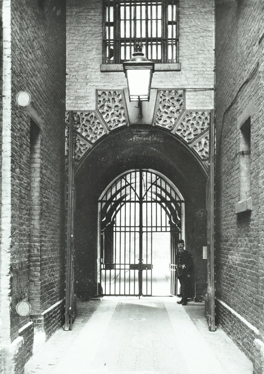 Millbank Prison: passaggio principale, Warden Barnard sulla soglia, 1885 da English Photographer