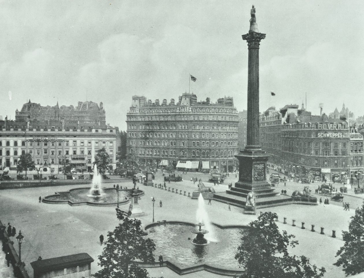 Colonna di Nelson, Trafalgar Square: vista sud-est, 1895 da English Photographer