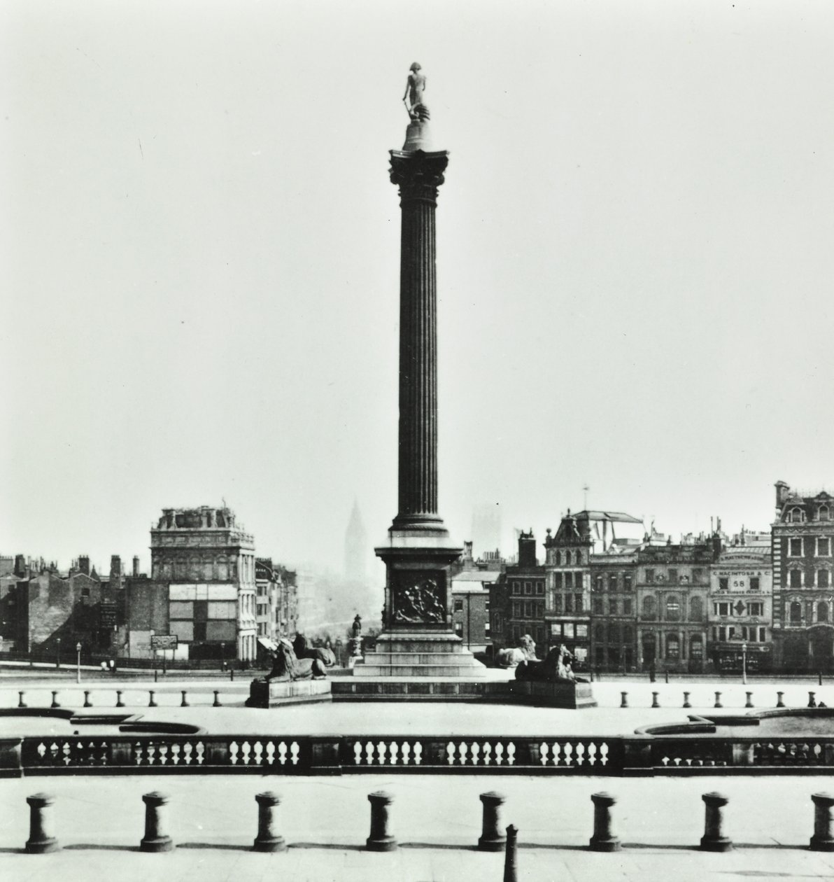 Colonna di Nelson, Trafalgar Square: vista sud dalla National Gallery, 1870 da English Photographer