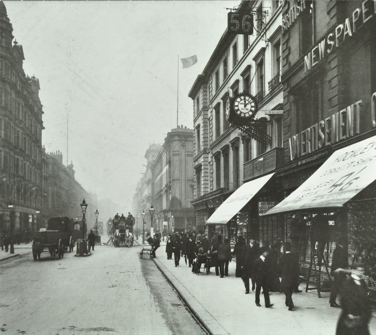 New Oxford Street: guardando a ovest vicino a Bloomsbury Way, 1890 da English Photographer