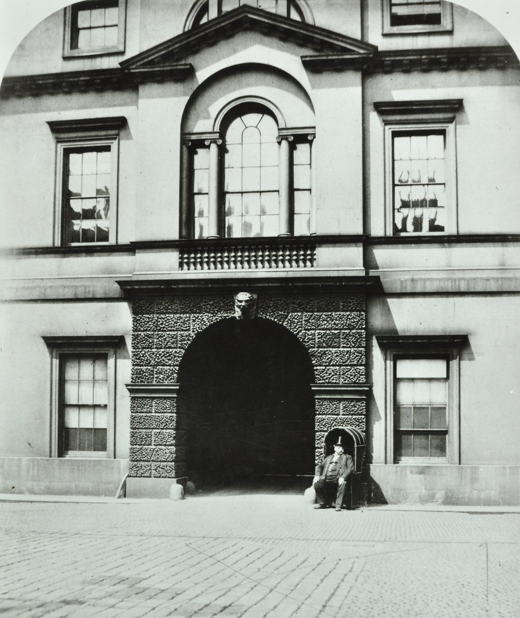 Northumberland House, Charing Cross, Westminster LB: cortile, 1880 da English Photographer