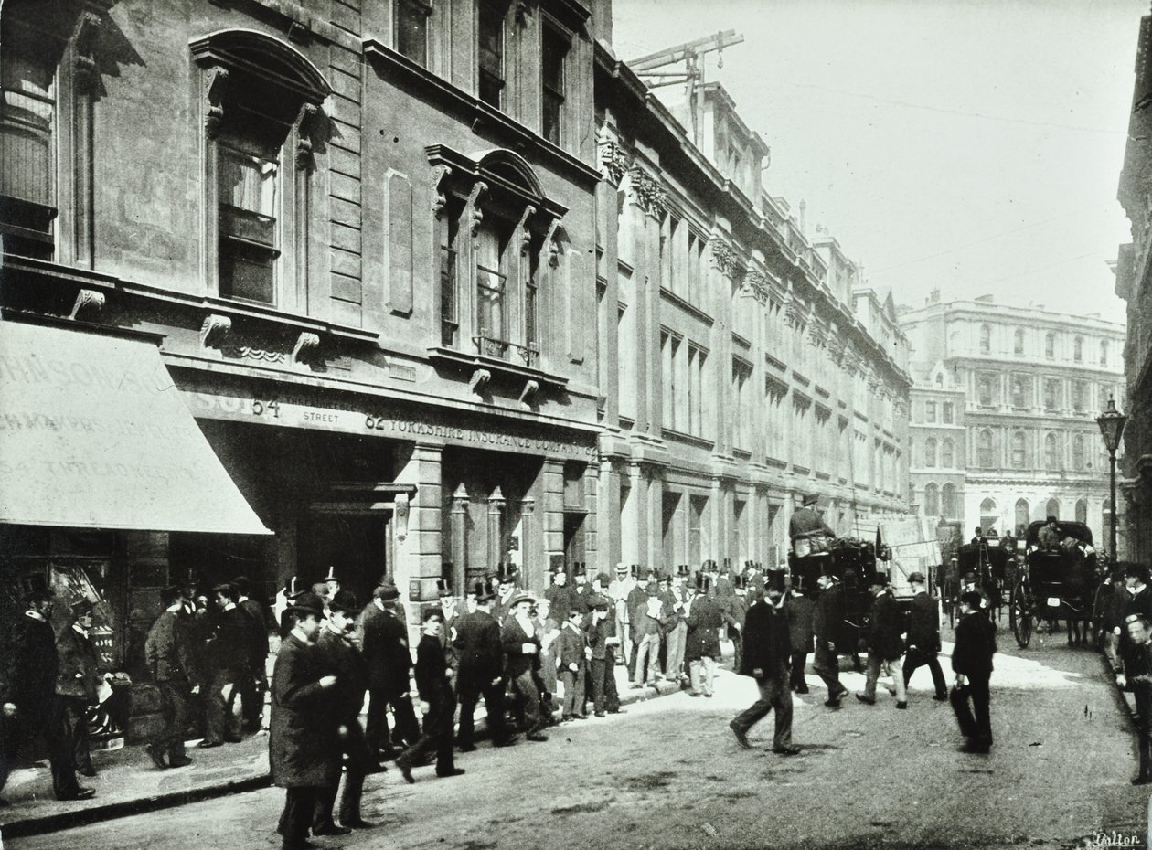 Old Broad Street, ingresso alla Borsa, Città di Londra, 1890 da English Photographer