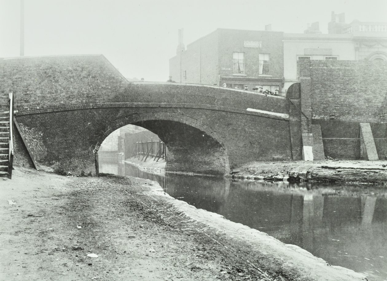 Old Victory Bridge, 1895 da English Photographer