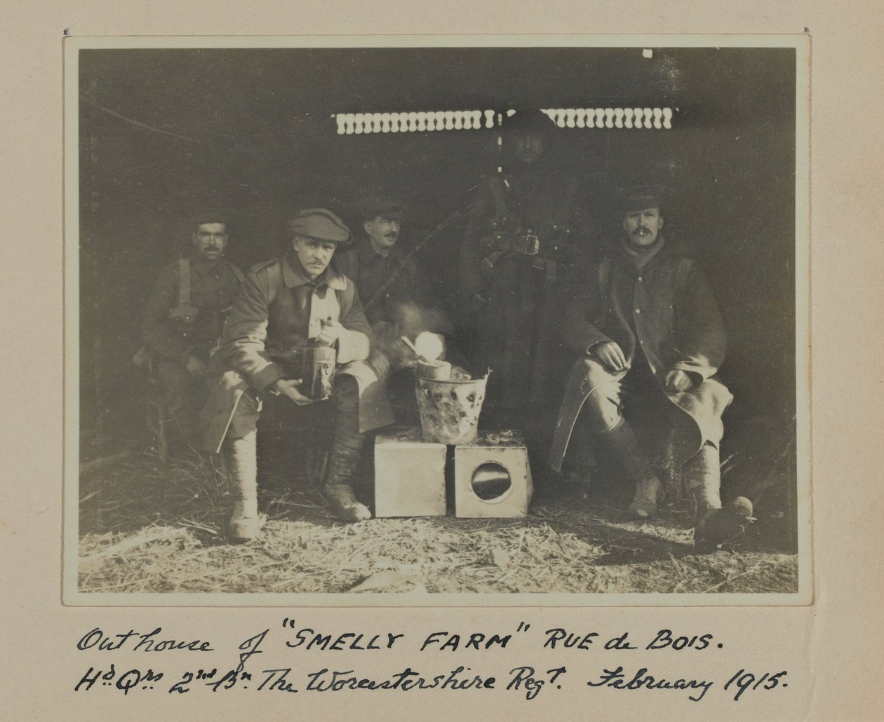 Dependance della FATTORIA MALEODORANTE Rue de Bois. Quartier Generale 2° Bn Il Reggimento del Worcestershire. Febbraio 1915 da English Photographer