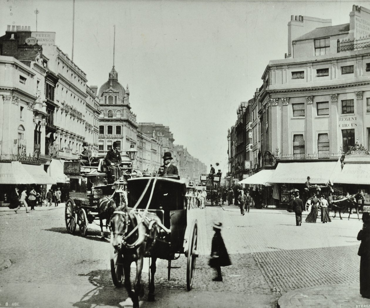 Oxford Circus, Westminster LB: vista verso est, 1890 da English Photographer