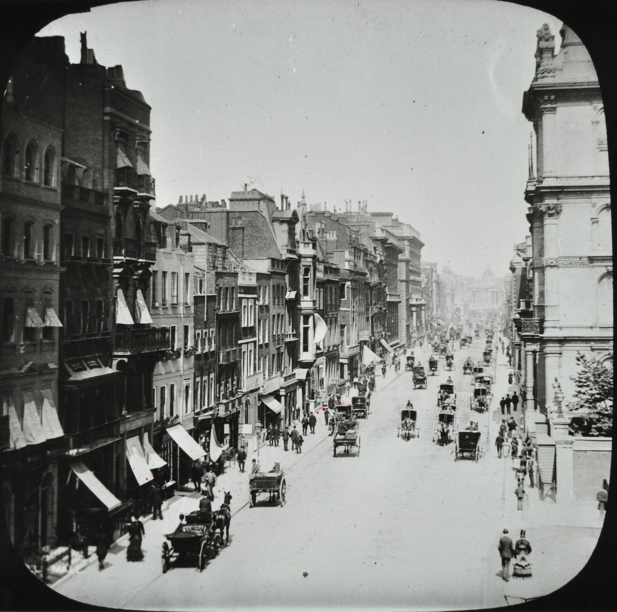 Pall Mall: vista est da Marlborough Road, 1895 da English Photographer