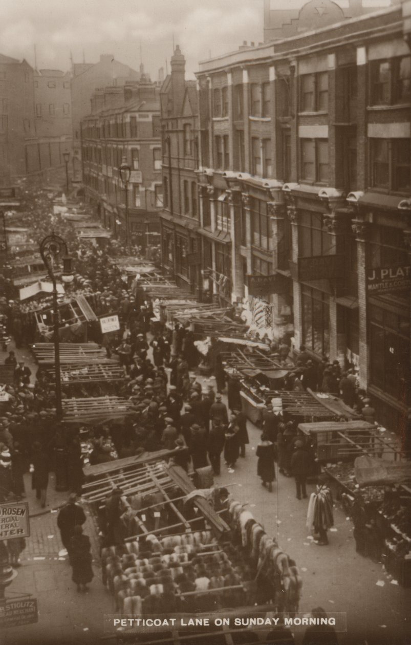 Petticoat Lane, Londra, domenica mattina (foto b/n) da English Photographer