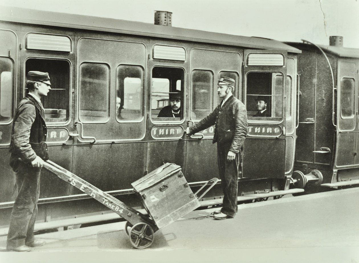 Portieri di piattaforma in una stazione ferroviaria, 1885 da English Photographer