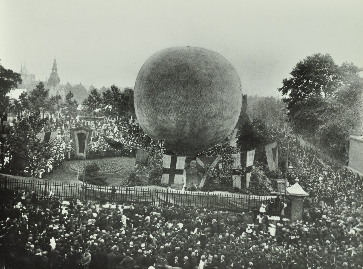 Poplar Recreation Ground: folla osserva una mongolfiera, 1892 da English Photographer