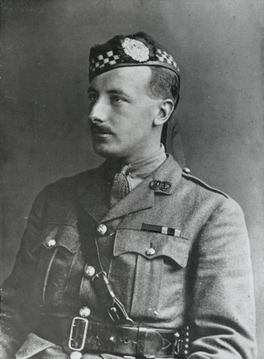 Ritratto del capitano Arthur Henderson VC, 2nd Battalion Argyll and Sutherland Highlanders, 1915 da English Photographer