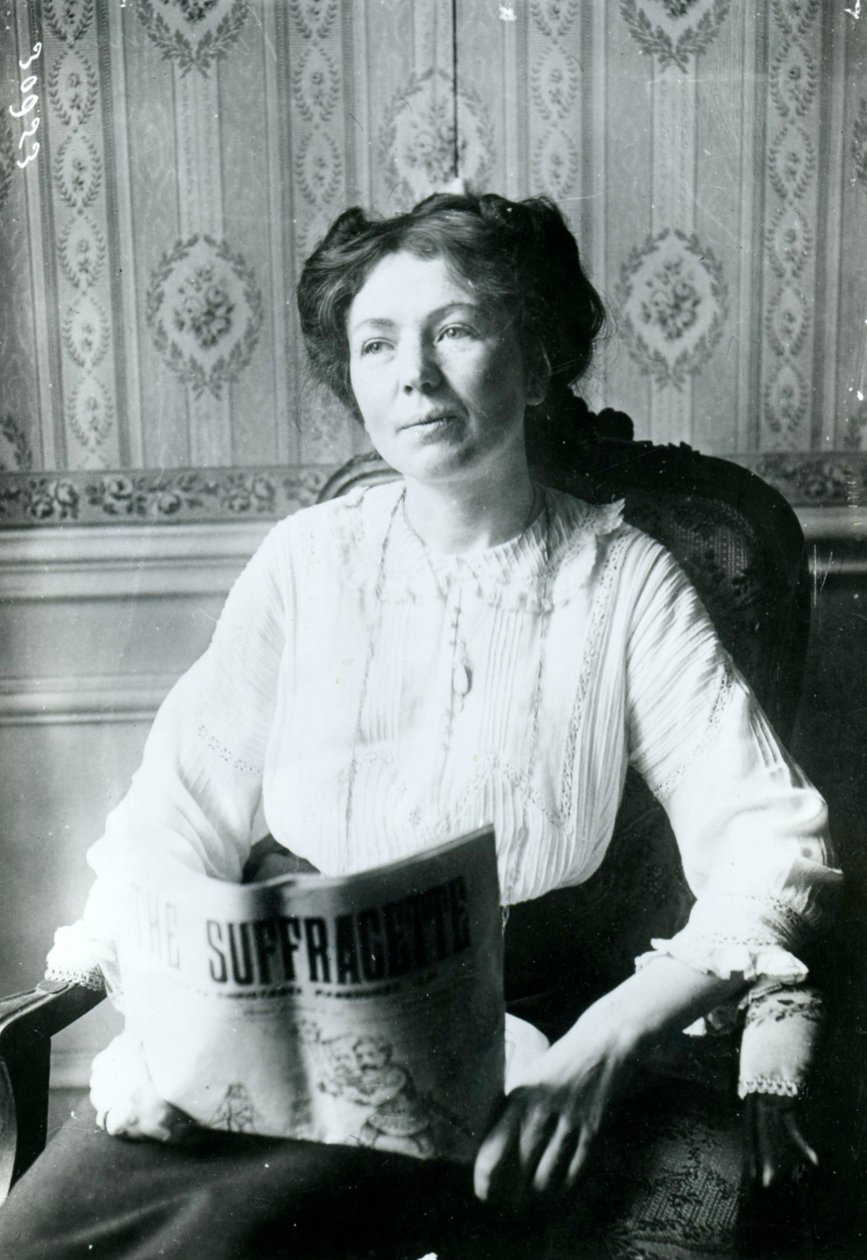 Ritratto di Christabel Pankhurst che legge una copia di The Suffragette c.1905 da English Photographer