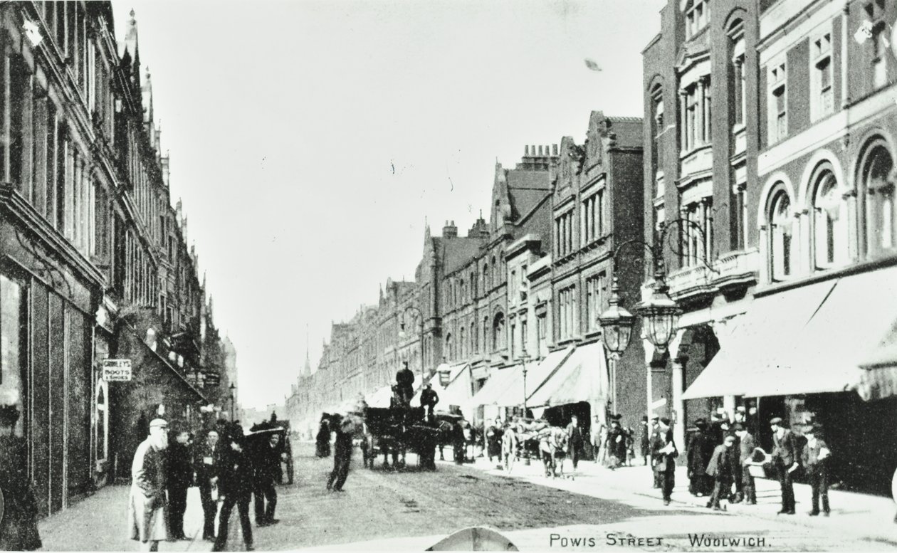 Powis Street, Woolwich: vista generale, 1890 da English Photographer