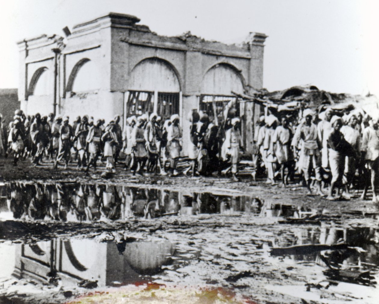 Prigionieri che passano il Mihrab, la Casa di Preghiera del Khalifa, 1898 da English Photographer